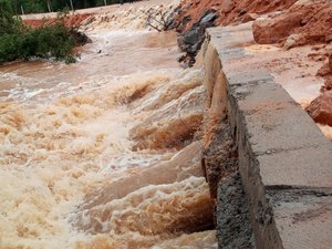 Desvio construído entre as cidades de Arapiraca e Feira Grande é interditado pela Defesa Civil