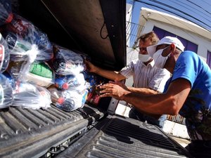 Mais cestas e kits de higiene são entregues a funcionários de hotéis de AL