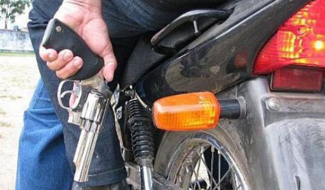 Assaltantes armados roubam moto de mulher na área do Distrito Industrial de Arapiraca