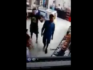 [Vídeo] Dupla armada invade mercadinho e rouba clientes e funcionários 