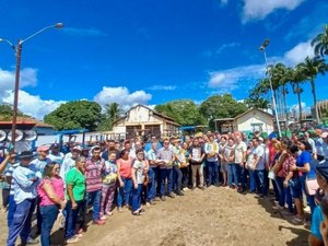 Desfile de tratores marca lançamento da edição 2023 dos programas Terra Arada e Planta Palmeira