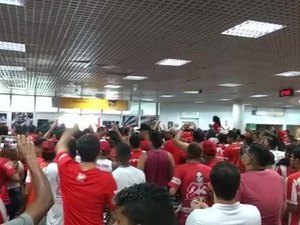 Torcedores do CRB fazem protesto no aeroporto Zumbi dos Palmares