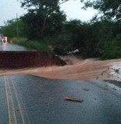 [Vídeos] Ponte em rodovia entre Arapiraca e Feira Grande cede com as fortes chuvas