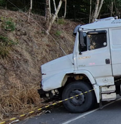 Motociclista morre após tentar fazer ultrapassagem e bater em caminhão, em Alagoas