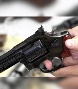 Homem é preso com arma e diz ter recebido R$ 700 para escondê-la em Arapiraca