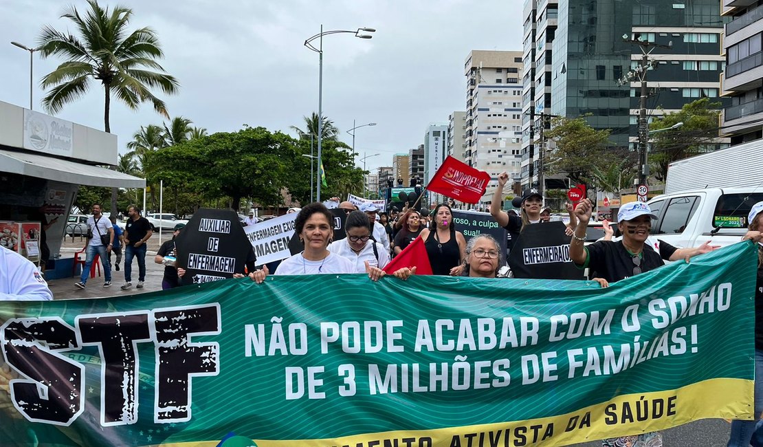 Profissionais da Enfermagem fazem protesto na orla da capital