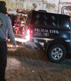 Operação policial flagra adolescentes e consumo de drogas em boate no Jaraguá