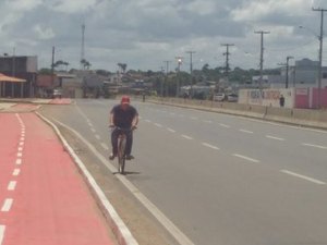 Motorista é encontrado dormindo dentro de veículo à margem da rodovia AL 110, em Arapiraca
