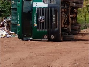 Ao descarregar, caminhão da Saneape tomba em Maragogi