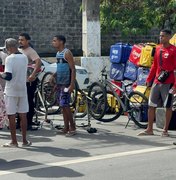 Protesto de entregadores e motoristas por aplicativo interdita avenida na Jatiúca