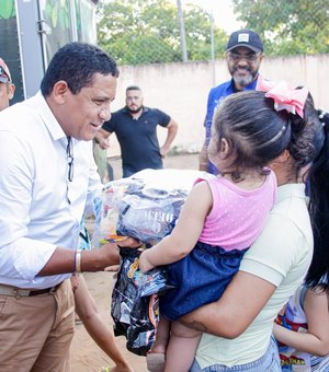 Prefeitura distribui 450 cestas de Natal em Palmeira de Fora