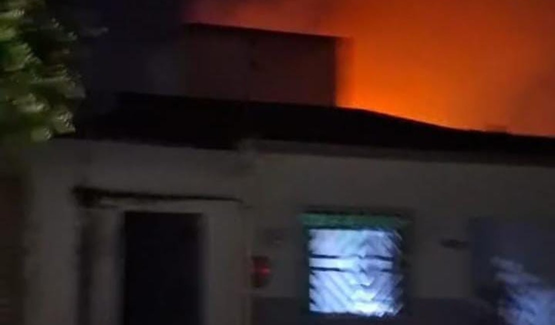 Incêndio atinge depósito de fogos e assusta moradores com explosões em Arapiraca