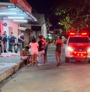 Mulher é assassinada com seis tiros na cabeça em frente a mercadinho no Benedito Bentes