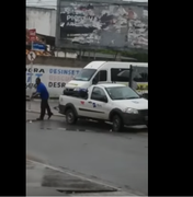 Cansado de esperar, vídeo mostra funcionário de empresa privada tapando buracos em Arapiraca