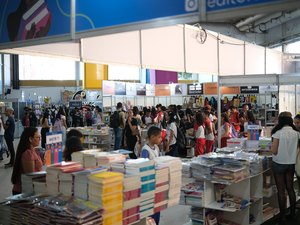 Bienal aquece economia com livros e gera frutos permanentes