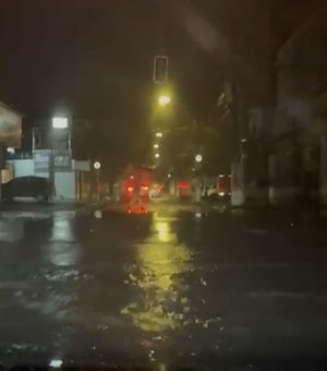 Chuvas causam apagão, alagamentos e fios soltos na Jatiúca, em Maceió