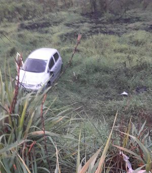 Carro cai em ribanceira e deixa feridos em São Luís do Quitunde