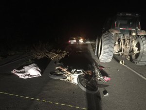 Colisão traseira entre motocicleta e trator deixa um morto na AL-220