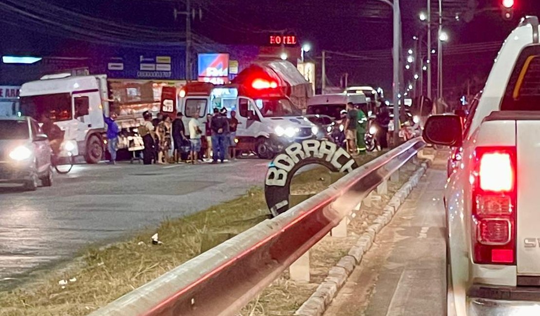 Acidente no cruzamento das ruas Benjamim Freire de Amorim e Pio, em Arapiraca, deixa três pessoas feridas