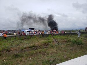 Moradores de Messias fecham trecho da BR-101 por falta de água