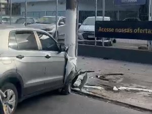 Motorista perde controle da direção e colide contra poste em Maceió