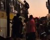 Passageiros causam confusão tentando invadir ônibus no litoral de Maceió