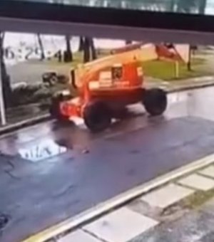 Trabalhador fica ferido após despencar de equipamento na orla da Ponta Verde