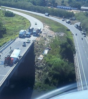 Carreta carregada com pneus tomba e tem carga saqueada por populares no Pilar