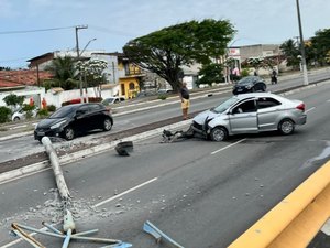 Carro colide com poste e bloqueia parte de avenida, em Jacarecica