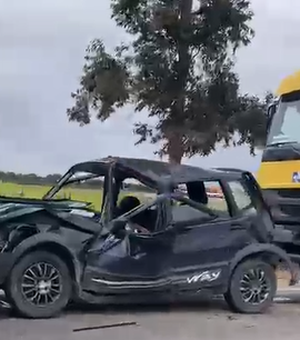 Carro fica prensado entre dois caminhões em acidente na BR-316, em Atalaia