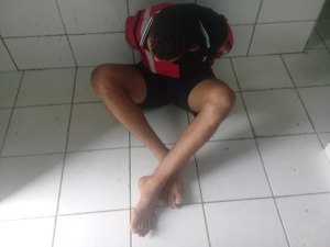 Jovem de 19 anos é preso com drogas e arma no Benedito Bentes