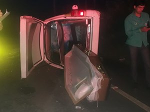 Carro de funerária capota na zona rural de Arapiraca e caixão cai na pista