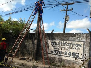 Funcionário de empresa de internet é eletrocutado e morre preso a poste de energia em Maceió