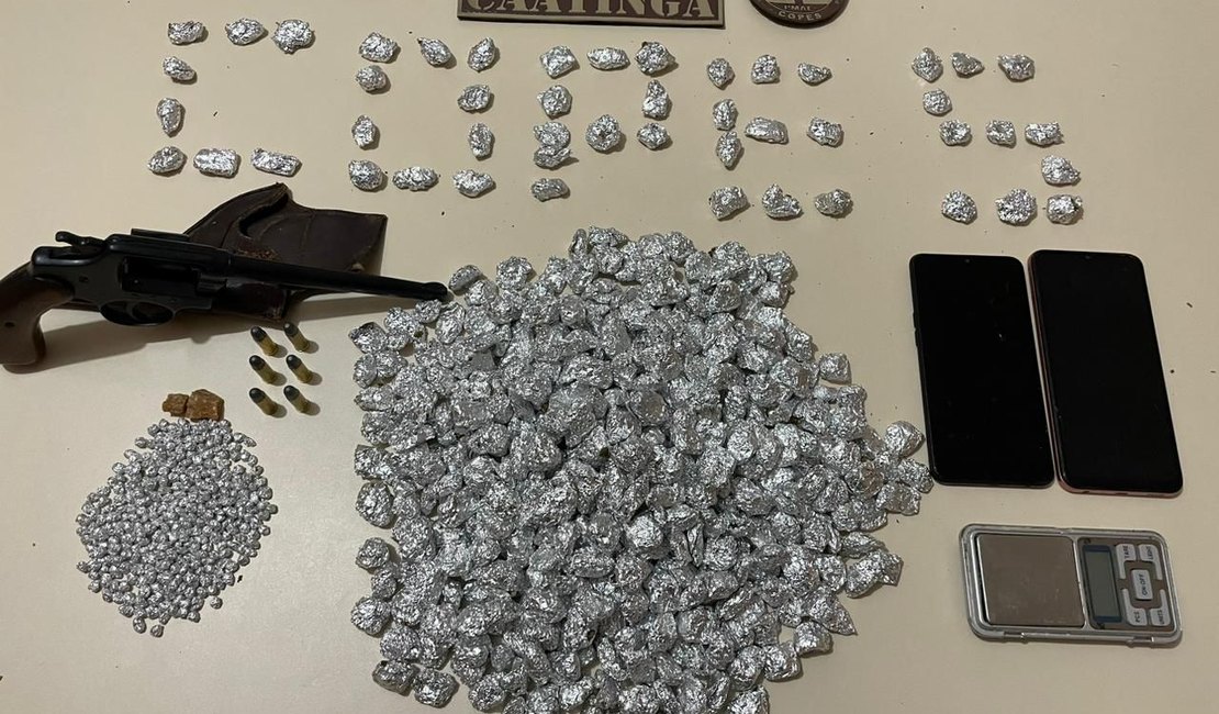 COPES apreende maconha, crack e revólver e prende dupla por tráfico de drogas