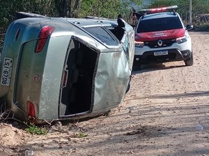 Carro capota na zona rural de Pariconha