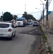 [Vídeo] Veículos precisam desviar de buracos na Av. Governador Luís Cavalcante