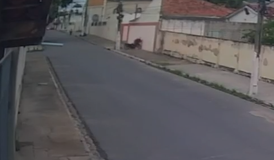 [Vídeo] Motociclista colide fortemente em muro de casa ao lado da Igreja de São José