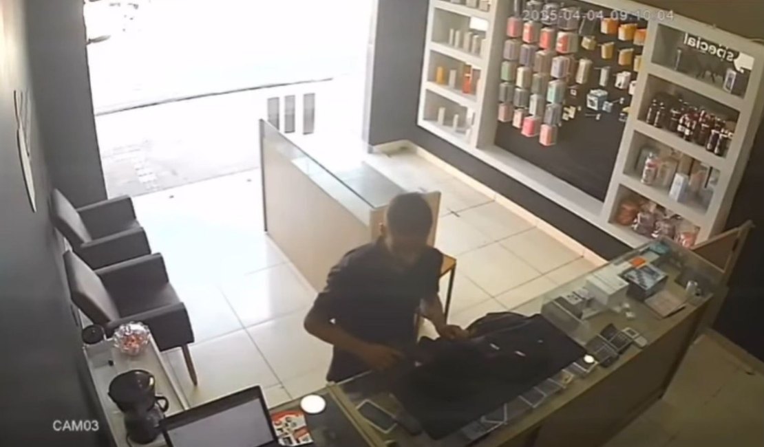 Homem é flagrado por câmeras de monitoramento assaltando loja em Arapiraca