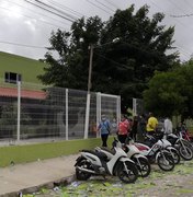 Ruas sujas, urnas com problemas e abastecimento  irregular são registrados em Arapiraca