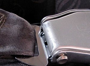4 em cada 10 pessoas dispensam uso do cinto de segurança na estrada