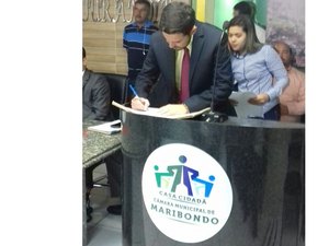 Vice assume cargo de prefeito que agrediu esposa e sogra