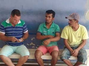 Agentes municipais prendem homens roubando patrimônio público