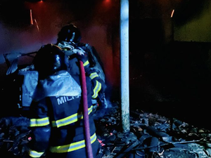 Veículo pega fogo na garagem de residência e fogo destrói parte do imóvel em Arapiraca