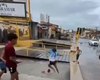 Crianças pulam em 'piscina' de esgoto' em Maceió e se expõem a doenças