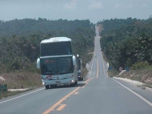 Assaltantes roubam passageiros de ônibus interestadual em Alagoas