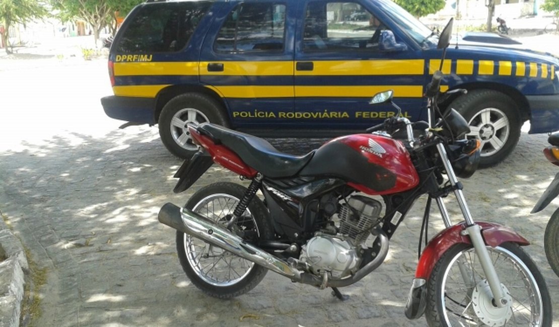 PRF recupera moto roubada e flagra menor pilotando com autorização do pai