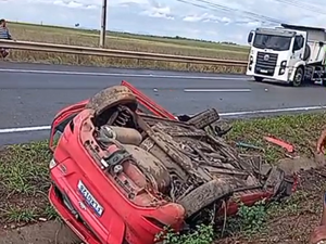 Carro capota entre Junqueiro e Teotônio Vilela e mobiliza Bombeiros e Samu