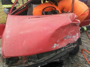 Homem fica preso às ferragens após colisão em Maceió