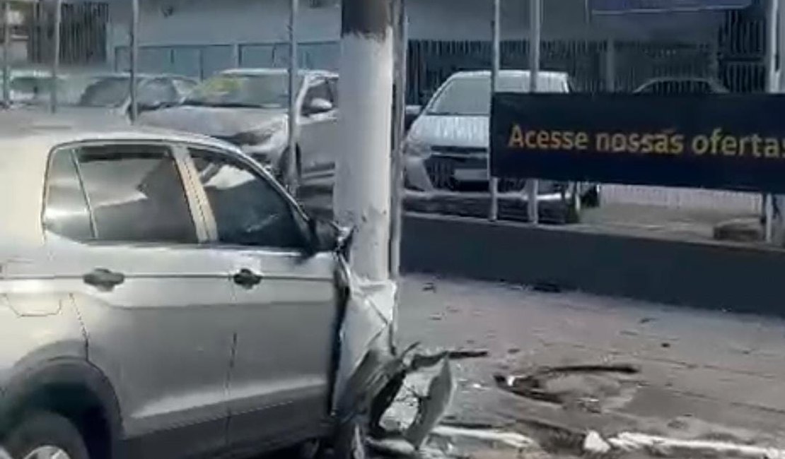 Motorista perde controle da direção e colide contra poste em Maceió