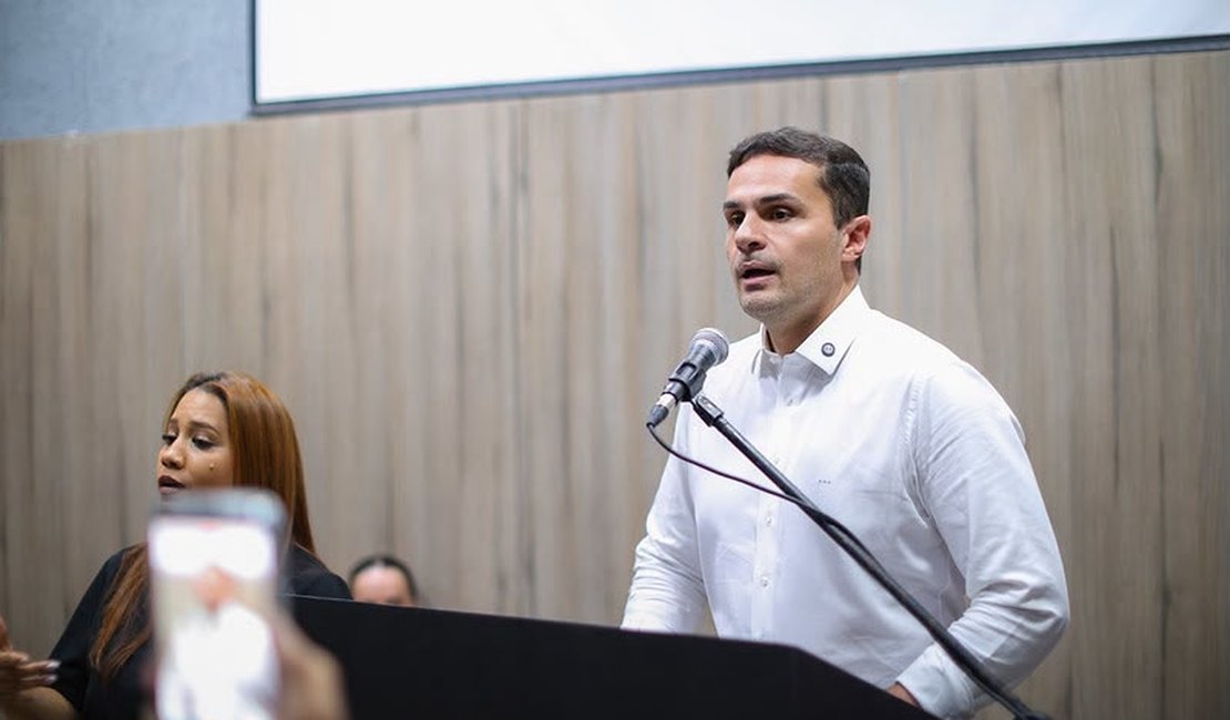 Conquista defendida por Alexandre Ayres na Uncisal ganha homenagem especial ao pai do parlamentar